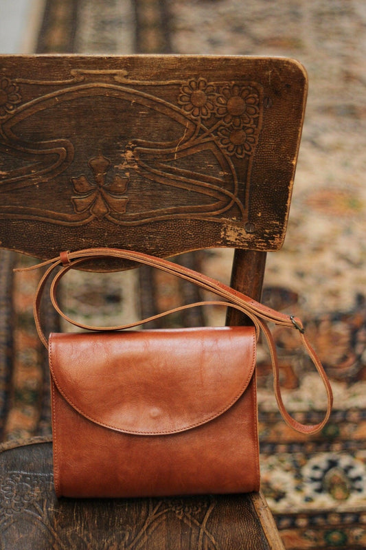 Retro crossbody bag, full grain cognac brown leather, postman bag, minimalistic & timeless design, gift for her, messenger bag - Bedrott